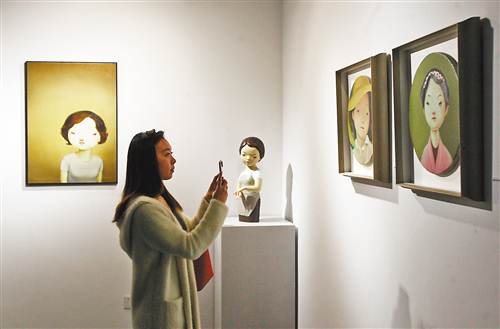 3月5日，南滨路ING艺术空间，市民在观赏“偶遇—当代艺术邀请展”作品。