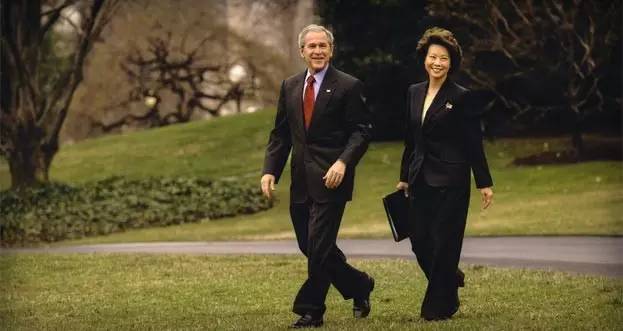 川普青睐的华裔女人！比梅姨还牛逼，纵横白宫十几年，搞定N次国家危机，摆平美版郭美美事件……