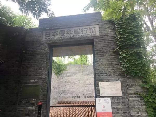 四川宜宾市市长嫌工资太低，辞职后，他光脚坐在火车站里的照片火了