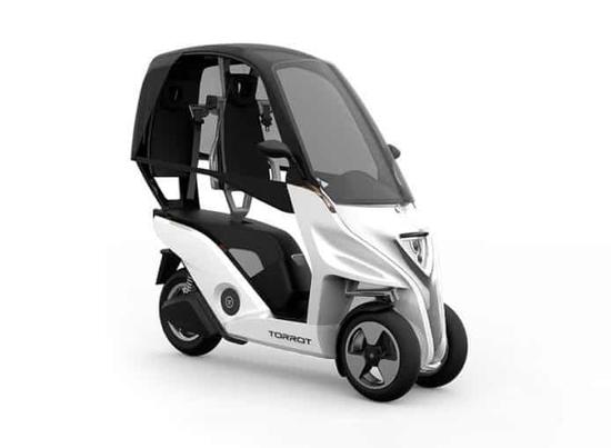 这辆零排放电动三轮车提供双座位和碳纤车顶