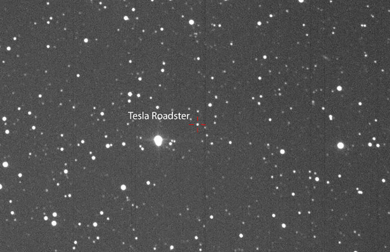 天文学家捕捉到特斯拉跑车在星空中漫游场景