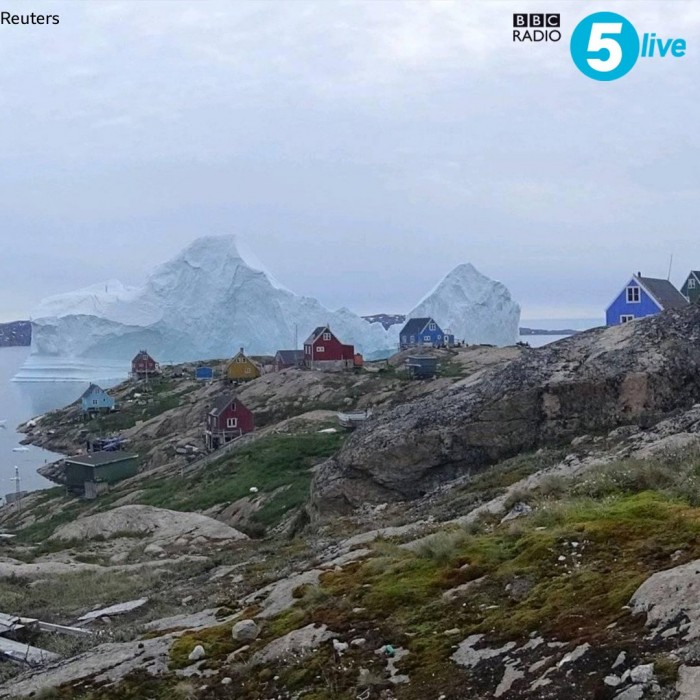 一座11万吨重的冰山引起了格陵兰岛村庄的恐慌