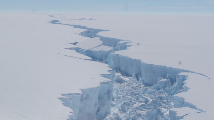 南极巨型冰山正式完全脱离冰架 将汇入洋流