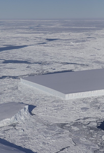 南极洲惊现矩形冰山 但它看起来很不自然