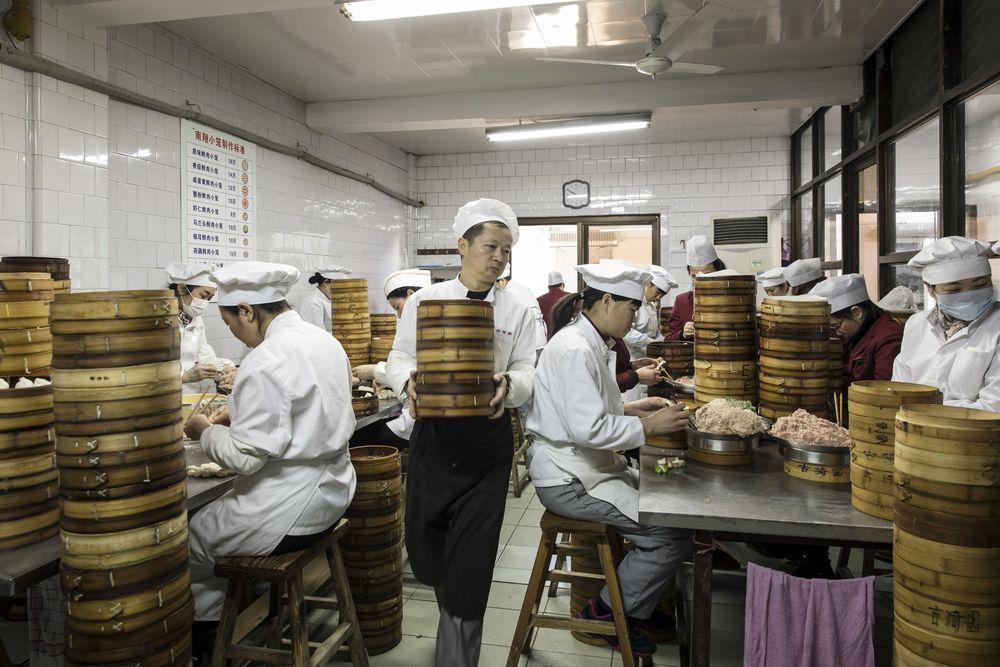 几家餐馆共用一个厨房更省钱 中国共享厨房正兴起