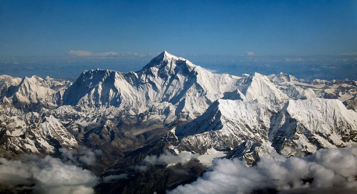 西媒：喜马拉雅山冰川融化 冰封污染物正在释放