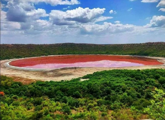 印度知名火山湖突然变粉色 具体原因仍不明朗