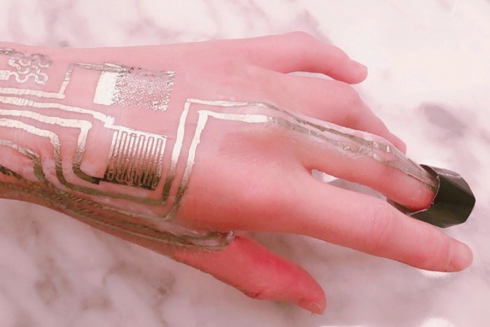 科学家找到在室温下将可穿戴传感器直接打印在皮肤上的方法