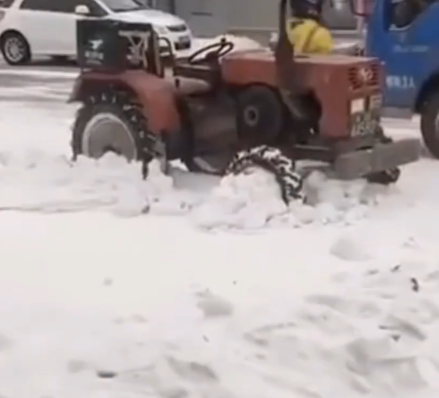 东北大雪封路小哥开拖拉机送外卖：陷车后用铁锹挖脱困