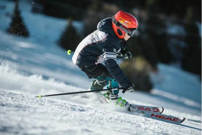 滑雪市场赛道奢侈品开启争夺战，国货品牌崛起加入冰雪运动吸金大队